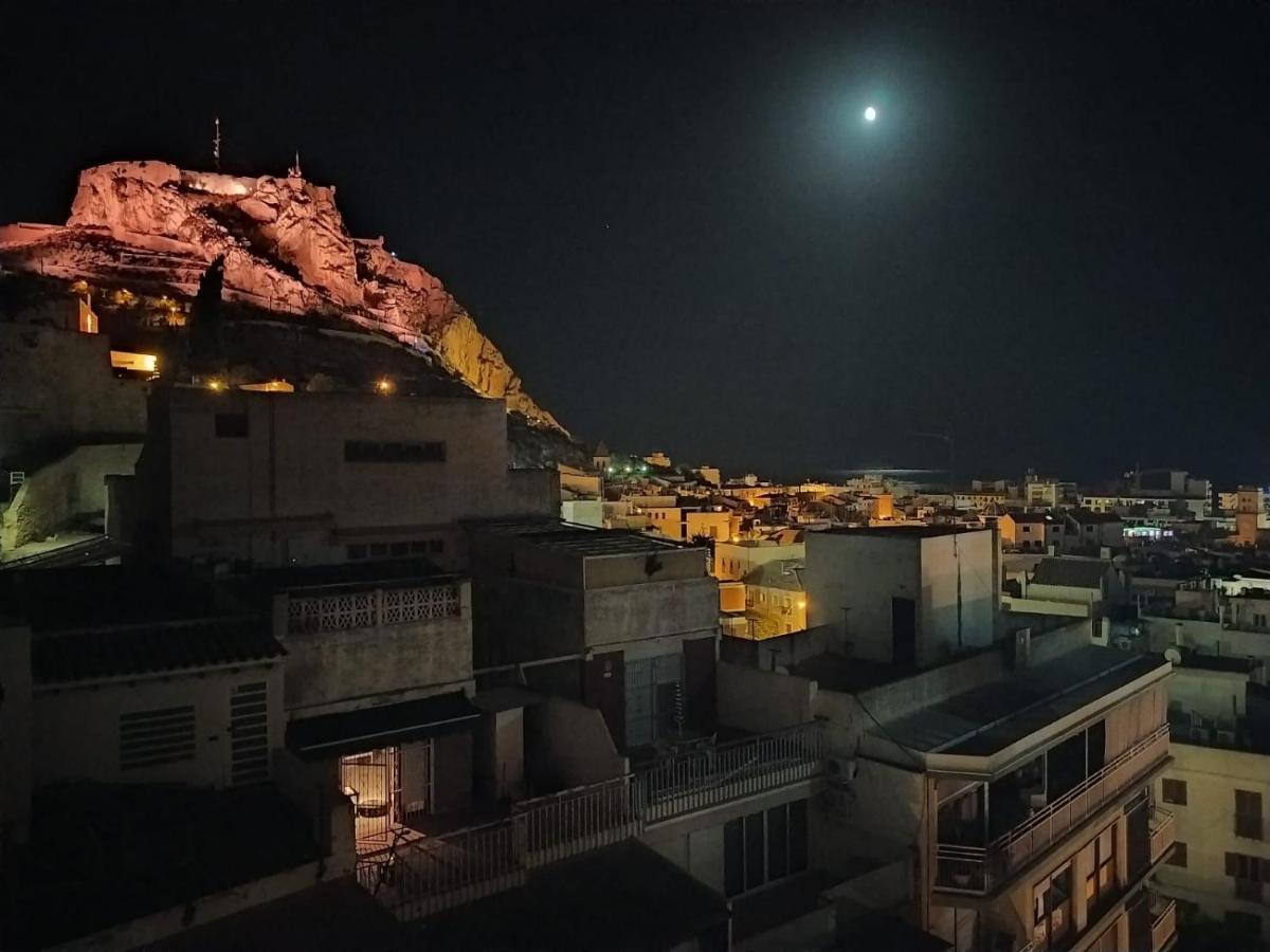Corazón de Alicante con vistas al mar y al castillo Exterior foto