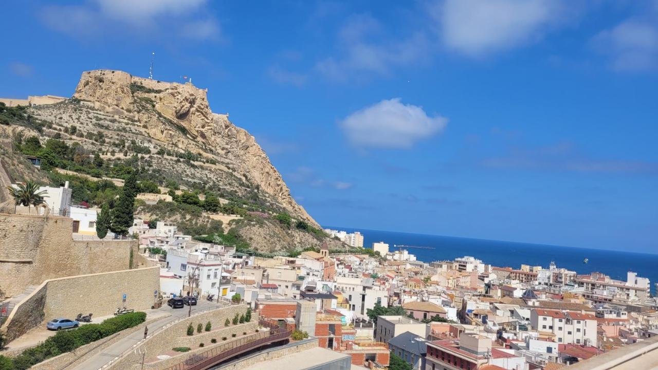 Corazón de Alicante con vistas al mar y al castillo Exterior foto