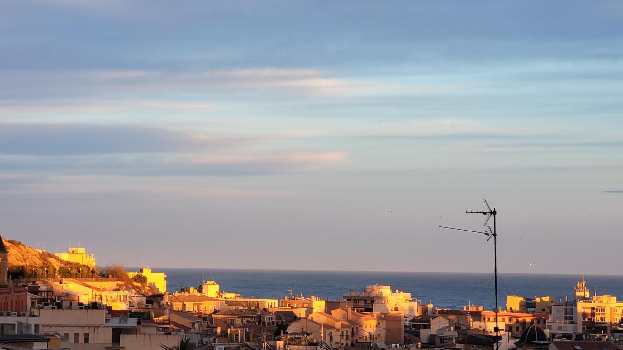 Corazón de Alicante con vistas al mar y al castillo Exterior foto